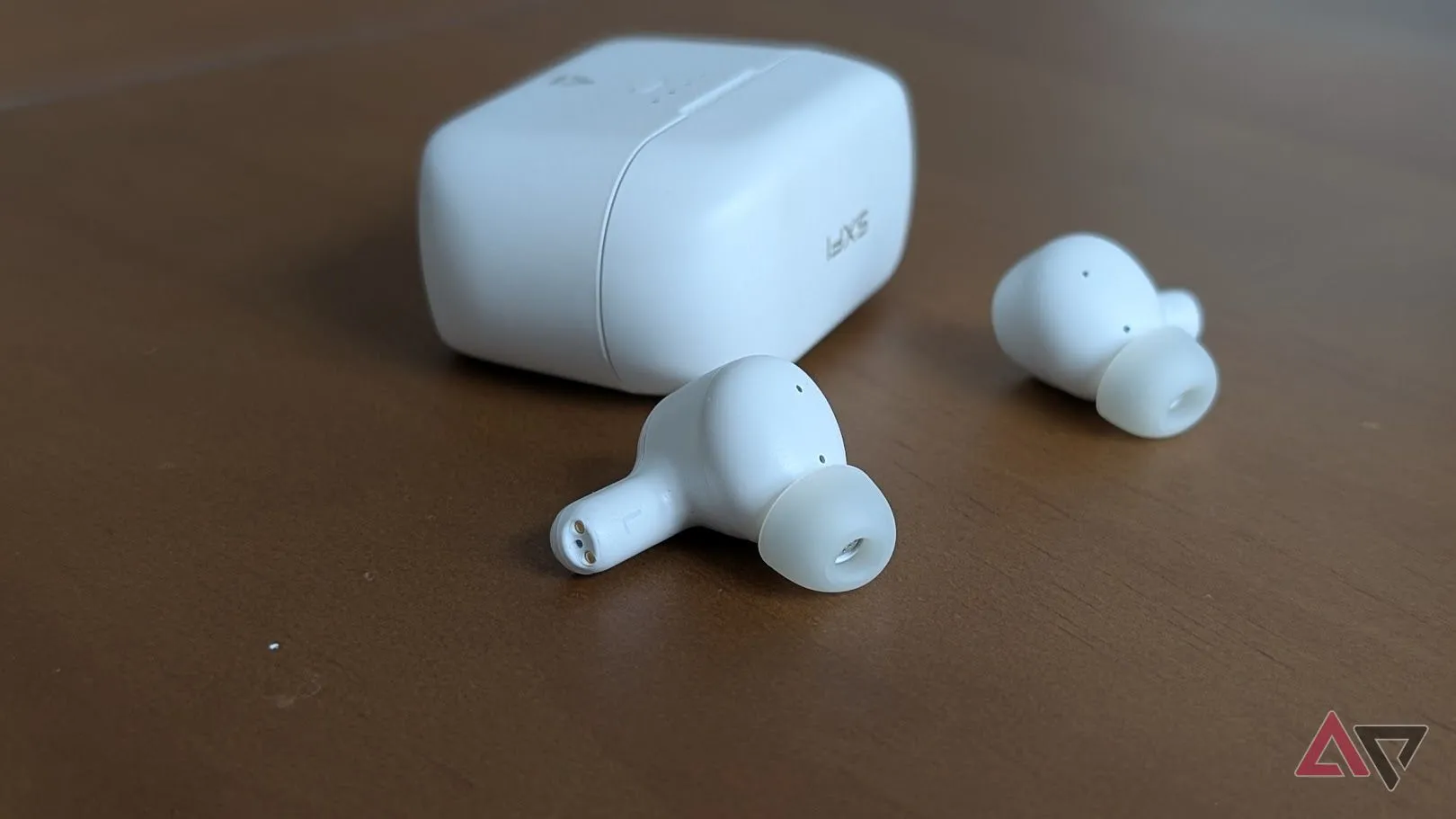 Tai nghe Creative Zen Air SXFI màu trắng đặt trên mặt gỗ