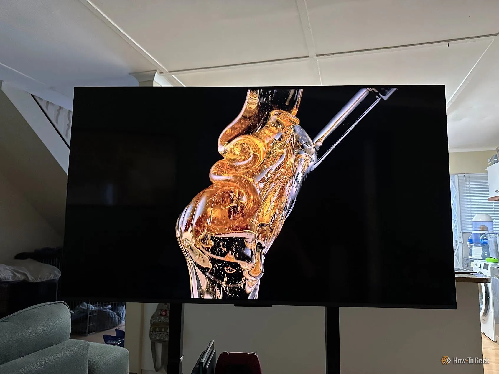 TCL C6K phát video thử nghiệm so sánh độ sáng và contrast.