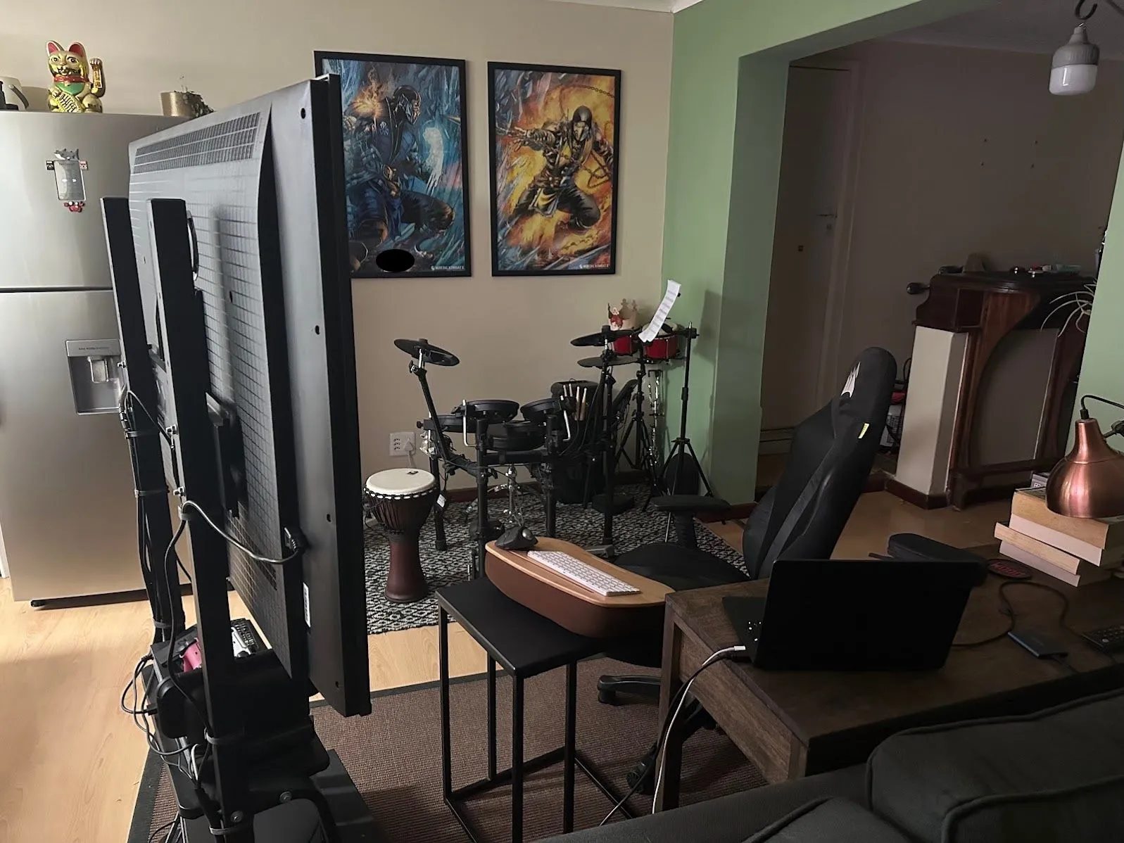 Thiết lập làm việc với TV lớn làm màn hình, bàn có trackball và phụ kiện.