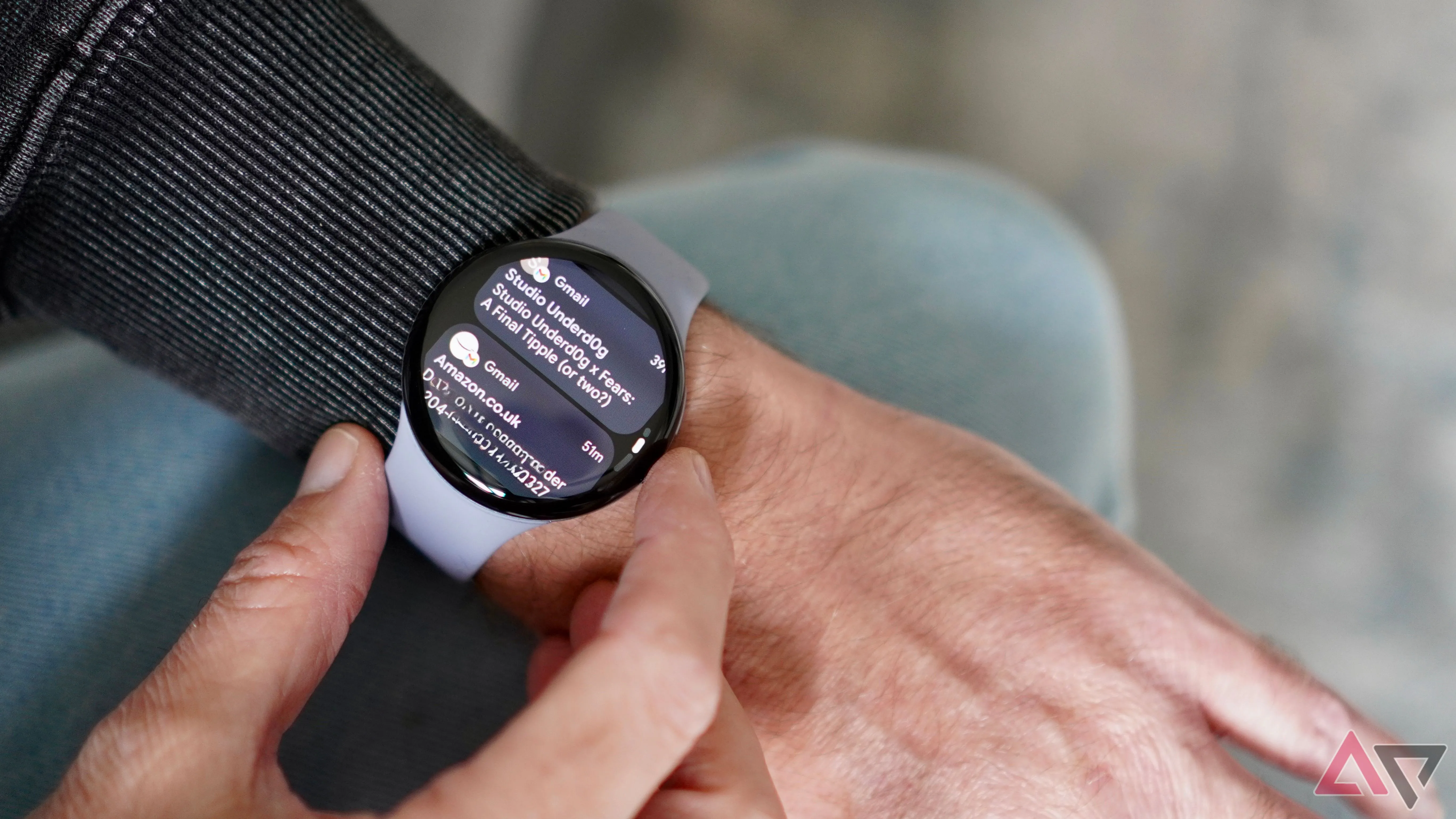 Thông báo xuất hiện trên màn hình đồng hồ, giúp tránh việc mở điện thoại liên tục