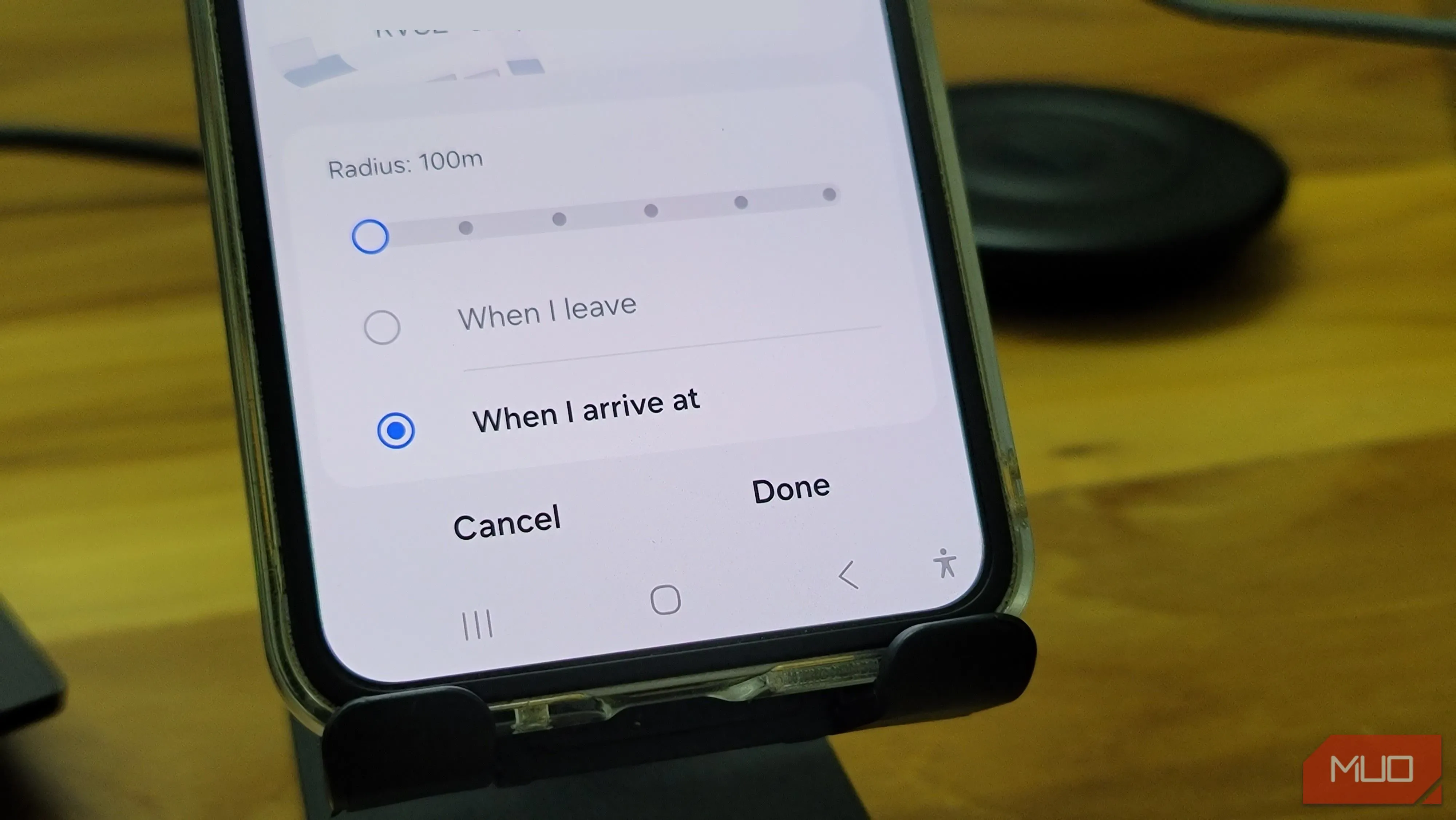 Tuỳ chọn nhắc theo vị trí trong Samsung Reminder trên Galaxy Z Flip 6, hiển thị trigger khi đến hoặc rời địa điểm