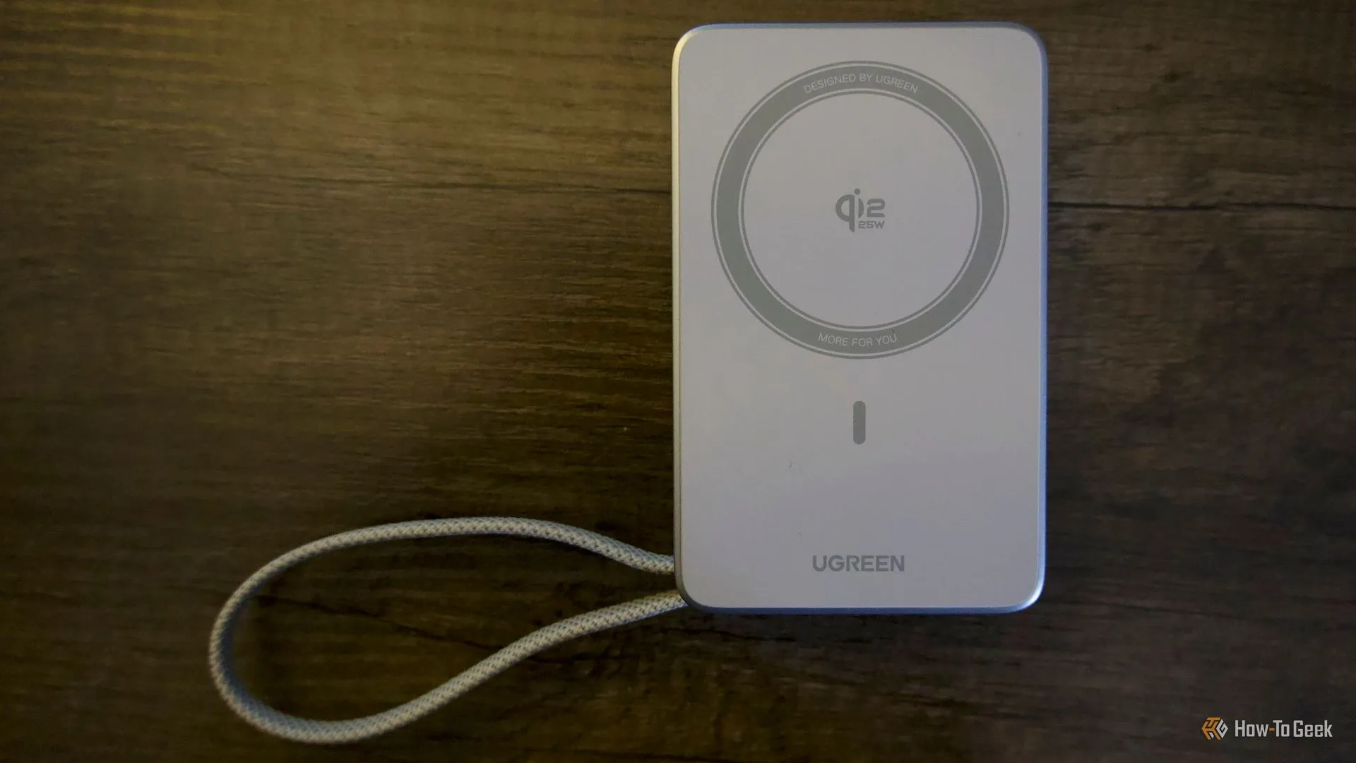 Ugreen MagFlow đặt trên bàn, minh họa khả năng sạc nhanh 25W cho điện thoại