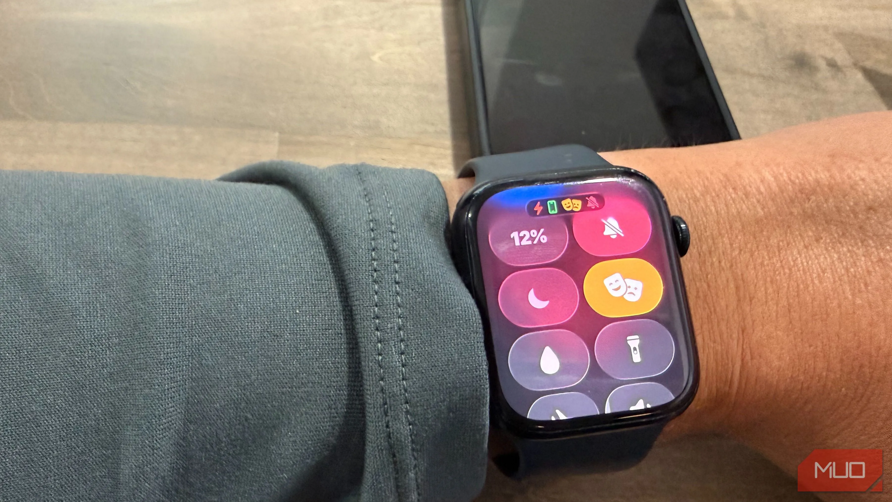 Water Lock và Theater Mode trên Apple Watch, biểu tượng mặt nạ rạp và giọt nước trong Control Center
