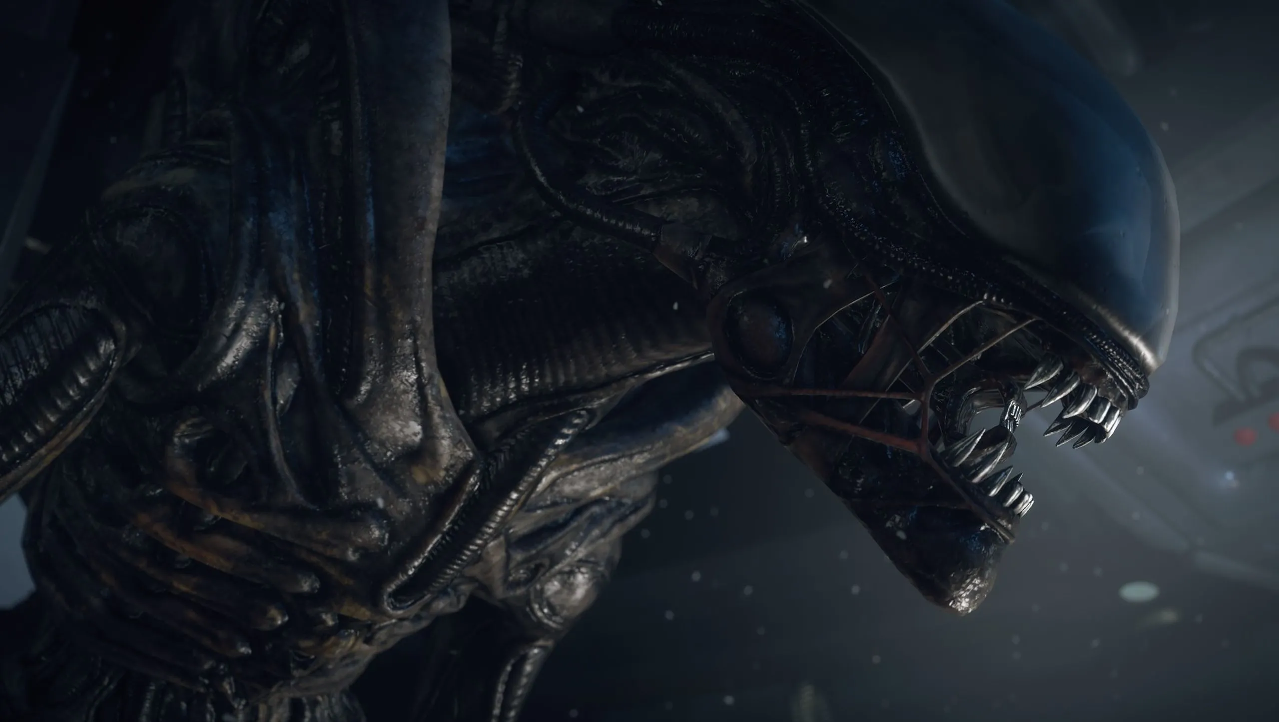 Xenomorph với bộ hàm nhọn mở to trong Alien: Isolation, cảnh ẩn náu và săn đuổi đáng sợ trên trạm Sevastopol